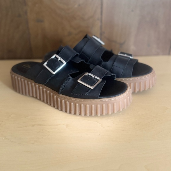 Clarks Kids Black Sandals with Tan Sole - Picture 1 of 7